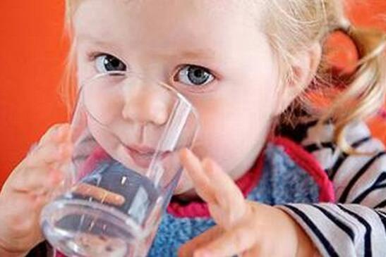 饮用水污染事件频发 婴幼儿饮用水标准受关注
